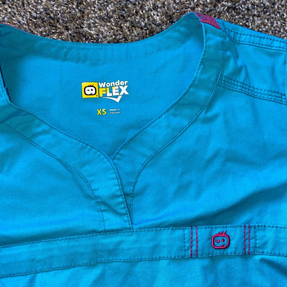 Scrub top - Picture 3 of 4